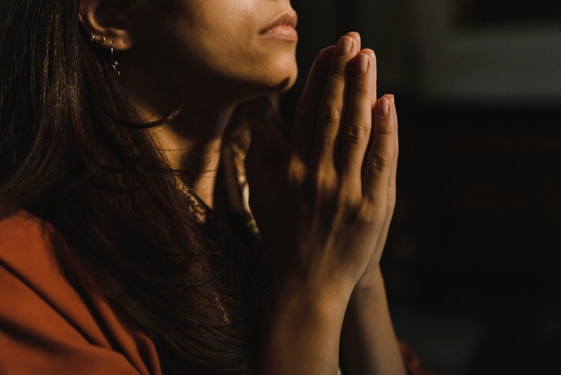 Image of a woman praying