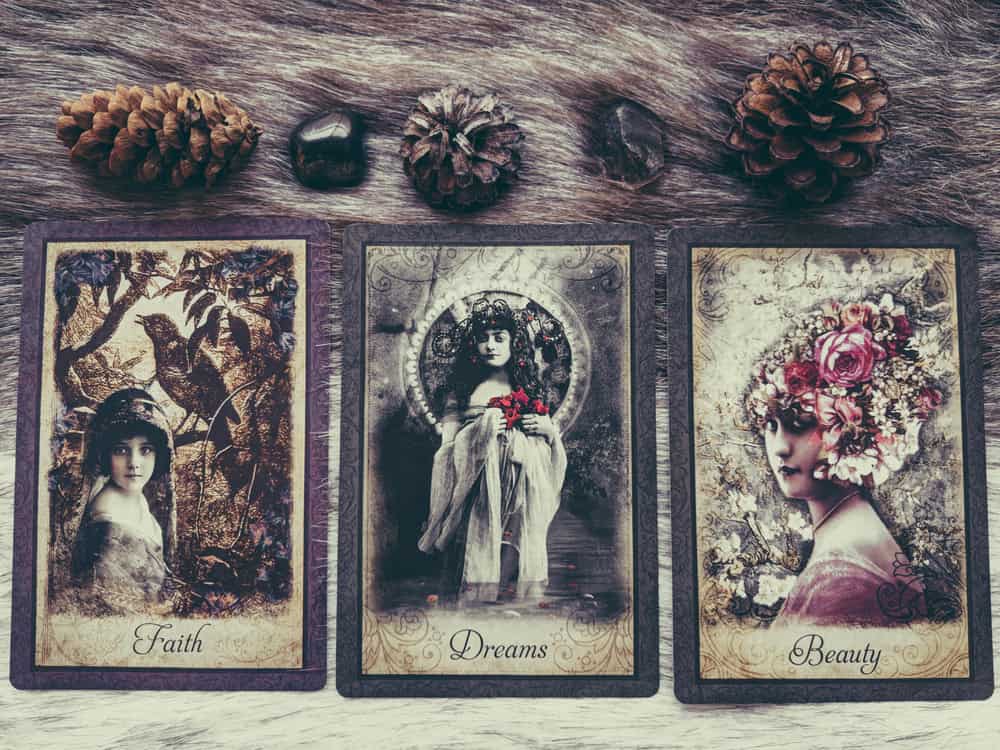 Oracle and tarot decks image