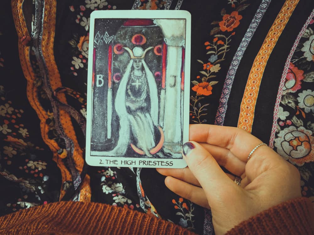 How to Use Oracle and Tarot Cards For Deep Inner Work ⋆ ...