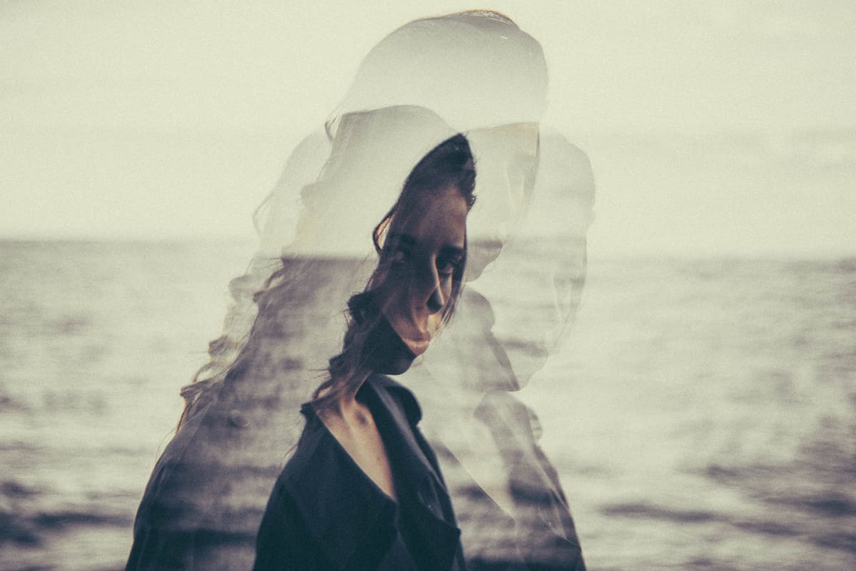 Image of a woman in front of the ocean wanting to find herself