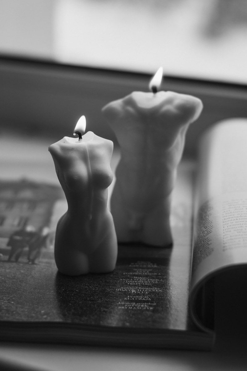 Image of two candles of the human body, symbolizing the sensitivity and regulation of the nervous system