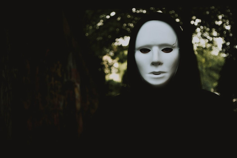image of a person wearing a mask symbolic of the dark triad personality types